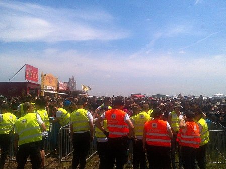 Securities hindern vor Öffnung der Nova Rock Tore das Publikum am Einlass